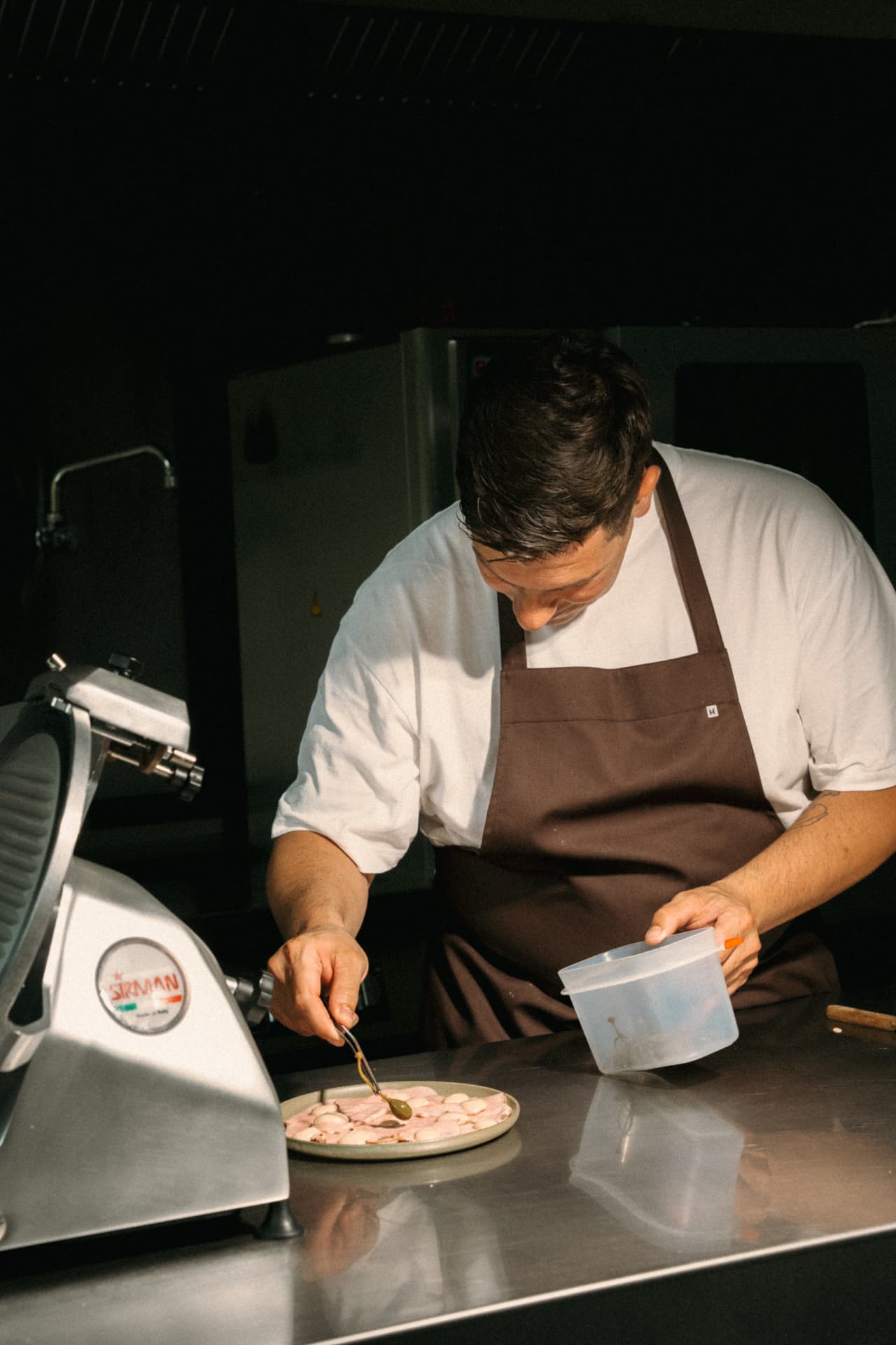 Chef die charcuterie dresseert
