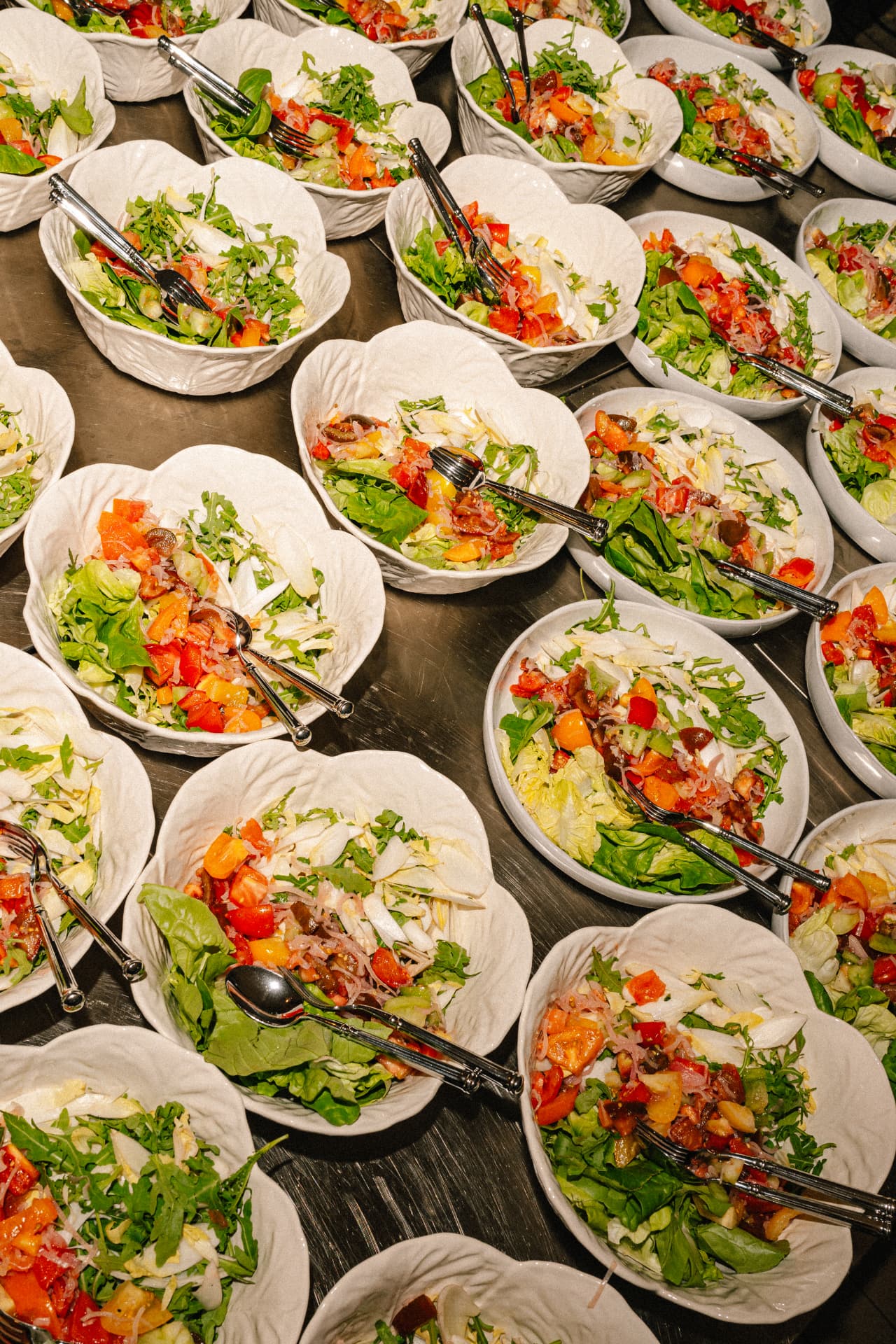 Frisse salades in witte kommen